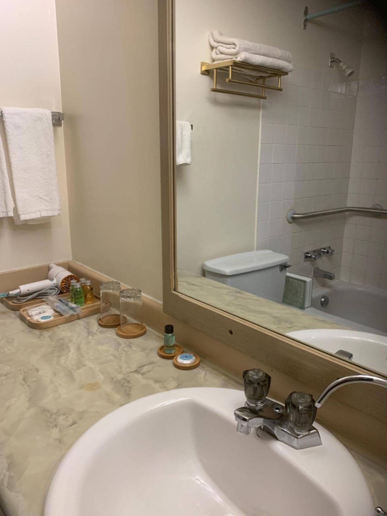 Providence Place Inn Port Hardy Bagian luar foto