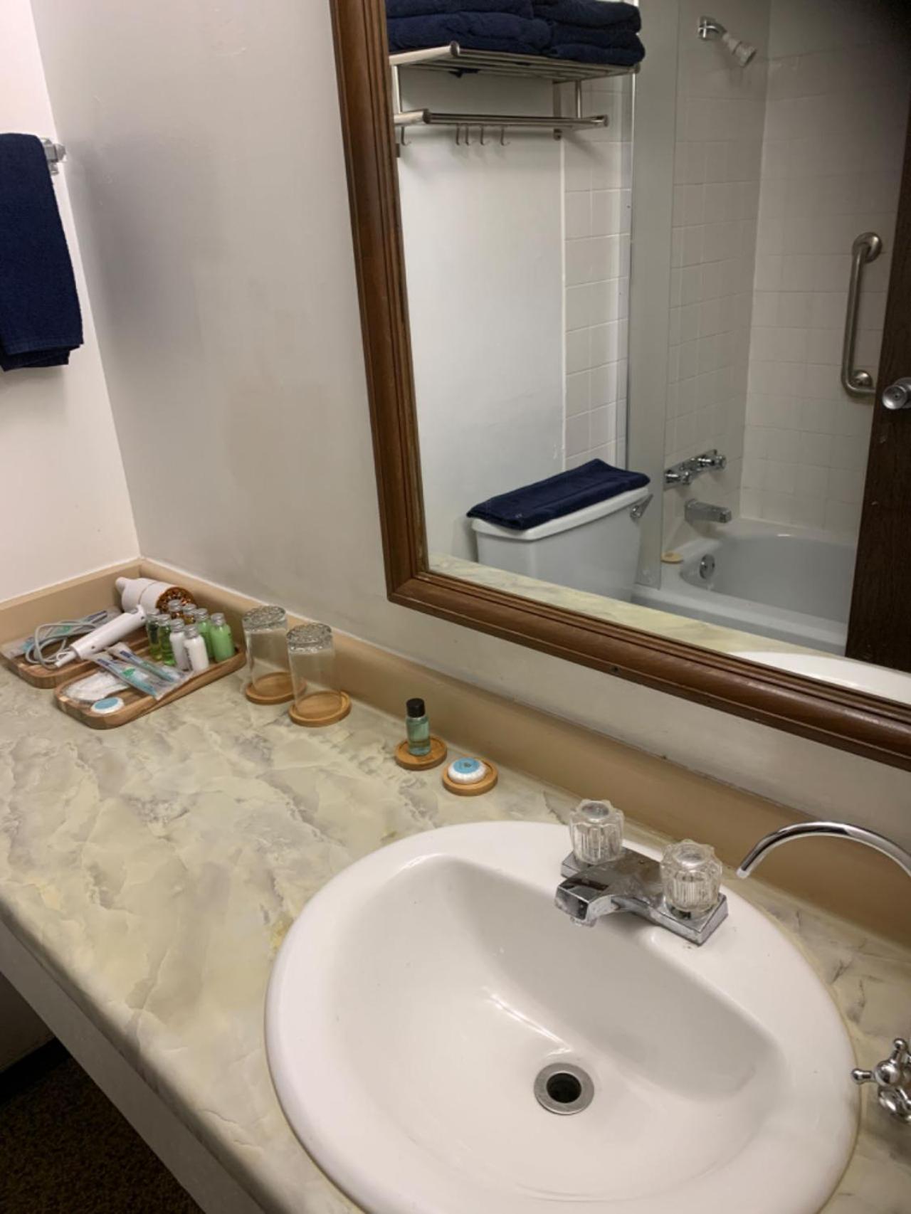 Providence Place Inn Port Hardy Bagian luar foto
