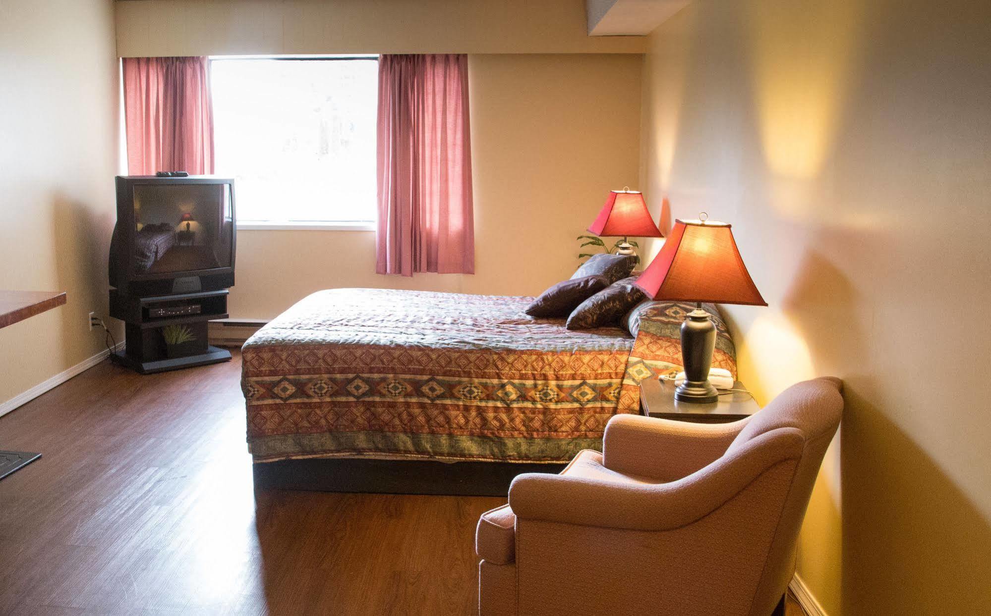 Providence Place Inn Port Hardy Bagian luar foto